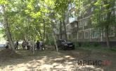 В Павлодаре жильцы многоэтажки не дали коммунальщикам строить мини-сквер возле дома